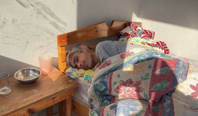 Mersin'de yürek burkan görüntü: Engelli kadın kulübede yaşıyor