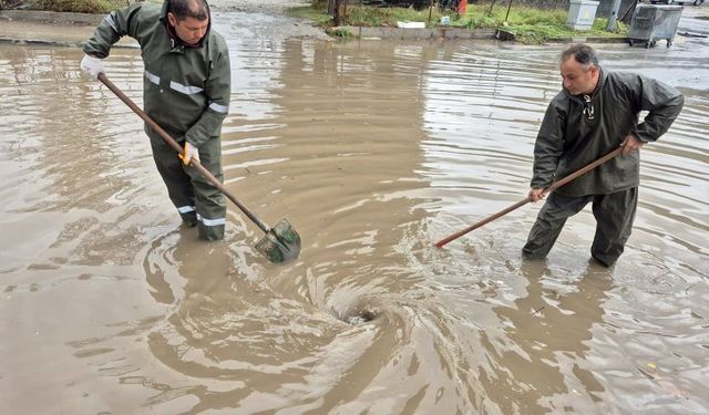 Menteşe’de Belediye ekipleri sel ve su baskınlarına müdahale ediyor
