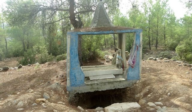 Muğla'da 300 yıllık türbeye defineci tahribatı