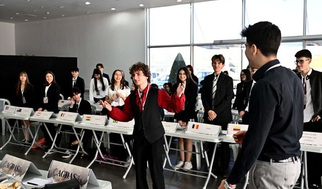 Muratpaşa’da gençler insan haklarını ve basın özgürlüğünü tartıştı