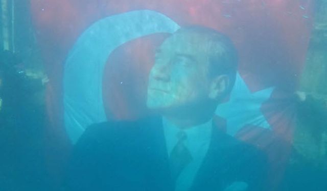 Muğla'da polis dalgıçlar göl dibinde Atatürk'ü andı