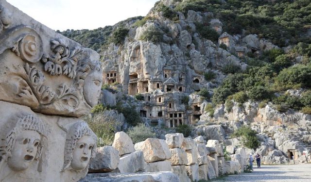 Rektör Özkan, Myra ve Andriake Antik Kentlerinde incelemelerde bulundu