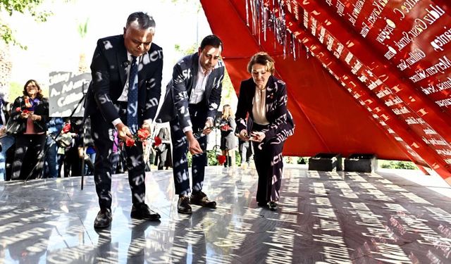 Ümit Uysal, hayatını kaybeden kadınlar için karanfil bıraktı