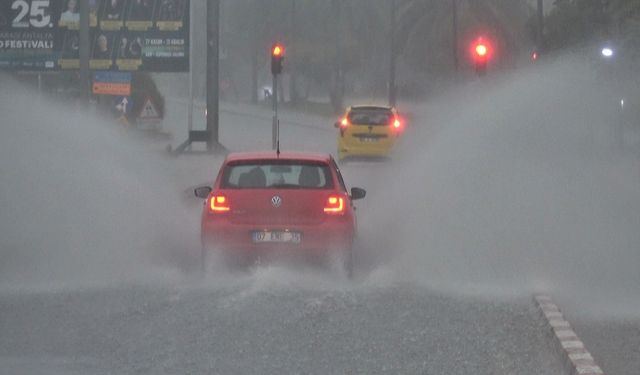 Muğla sağanağa teslim! Metrekareye 61.9 metreküp yağış düştü