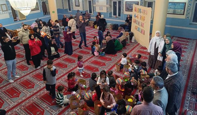 Antalya’da çocuklar üç ayların gelişini kutladı