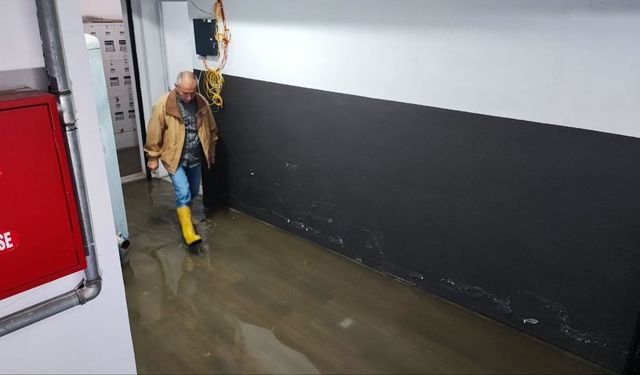 Adana’da 6 yıllık kanalizasyon çilesi! Bodrumu kontrol kalemiyle giriyorlar