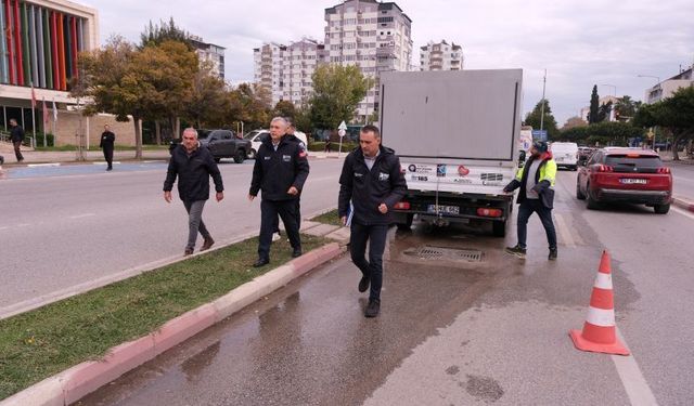 Antalya'da yağmur suyu hatlarında temizlik çalışmaları aralıksız sürüyor