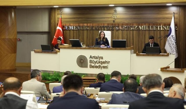 Antalya Büyükşehir Meclisi'nde kabinler geldi: Büşra Özdemir koltuğunu devretti!