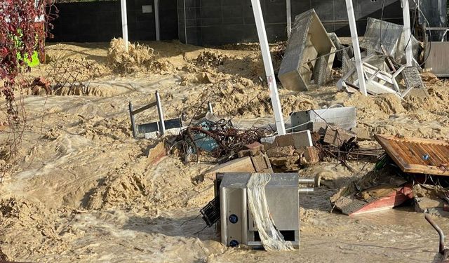 Alanya'da taşan dere, 5 yıldızlı otele ait kafeyi yerle bir etti