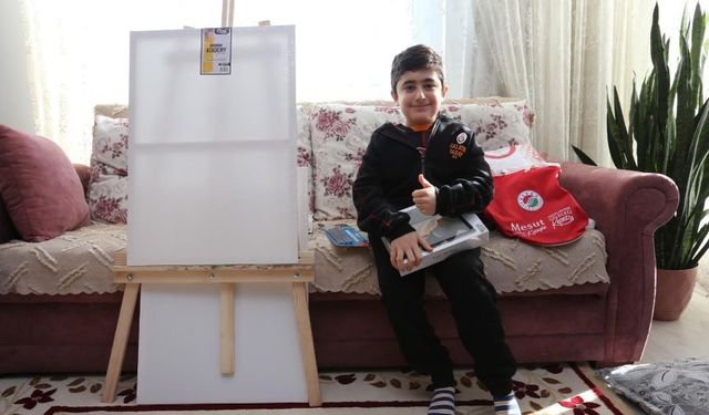 Evden çıkamayan 13 yaşındaki küçük ressam Musa'ya Kepez umut oldu