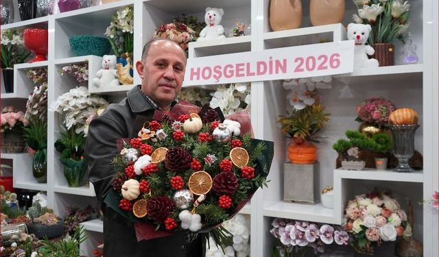 Yeni yılın habercisi kokina, Antalya’da vitrinleri süsledi