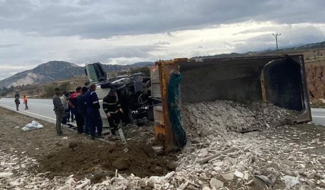 Burdur-Fethiye karayolunda kontrolden çıkan kamyon devrildi