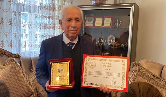 93 yaşındaki adam 10 cumhuriyet altınını jandarmaya bağışladı