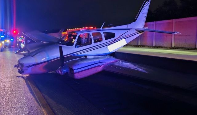 Otoyola acil iniş yapan uçak, otomobille çarpıştı!