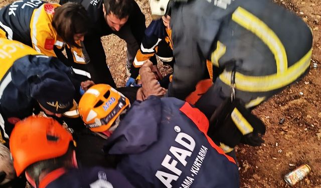 Kepez'de uçuruma yuvarlanan sürücüye AFAD, jandarma ve itfaiye desteği