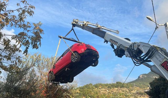 DSİ borusu patladı, otomobil portakal bahçesine sürüklendi