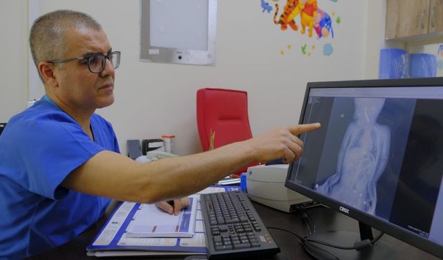 6 aylık bebeğin boğazına kumanda pili kaçtı!