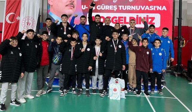 Korkuteli’nin genç pehlivanları Bursa’da destan yazdı
