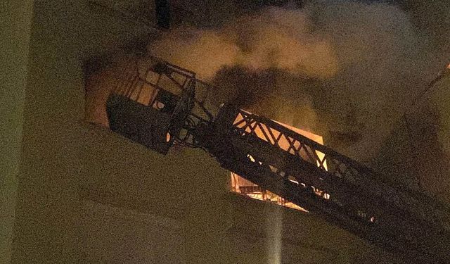 Antalya'da geceyi aydınlatan yangında canını zor kurtardı