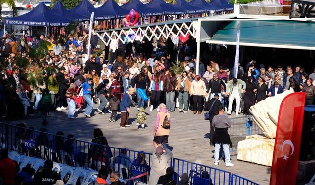 Muğla’da hamsi çılgınlığı! 100 metre kuyruk oluştu