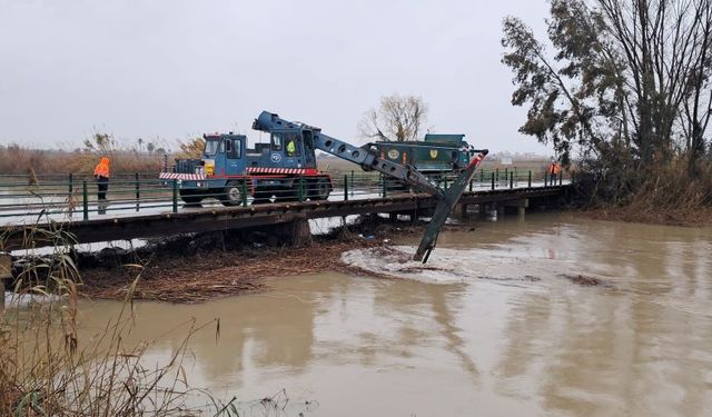 Serik'te sağanak sonrası DSİ'den dere ve köprü altlarına temizlik seferberliği