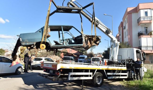 Kepez'de görüntü kirliliğine neden olan hurda araçlar kaldırıldı