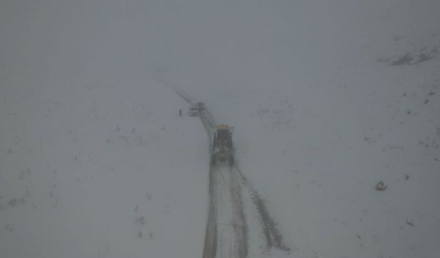 Korkuteli’nde karla mücadele sürüyor