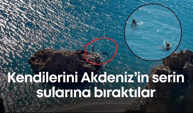 Antalya'da soğuğa aldırmayan öğrenciler Akdeniz'in serin sularına kendilerini bıraktı