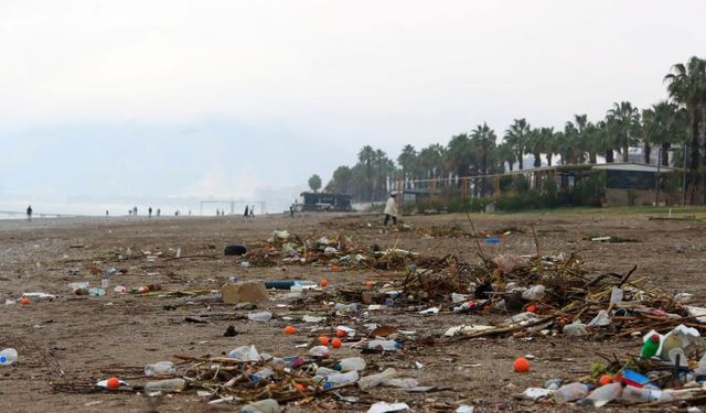 Antalya'da fırtına dindi, çöpler sahile vurdu