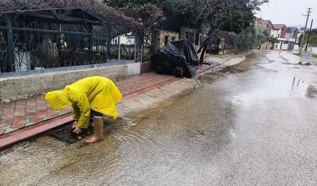 Kemer'de fırtına sonrası mazgal temizliği