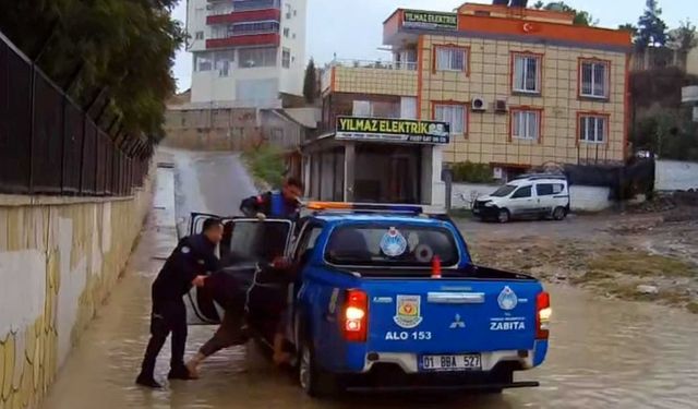 Tarsus Belediyesi Zabıtası sel alarmında mağdur vatandaşın imdadına yetişti