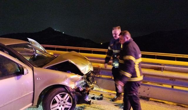 Burdur’da kontrolden çıkan otomobil refüje çarptı!