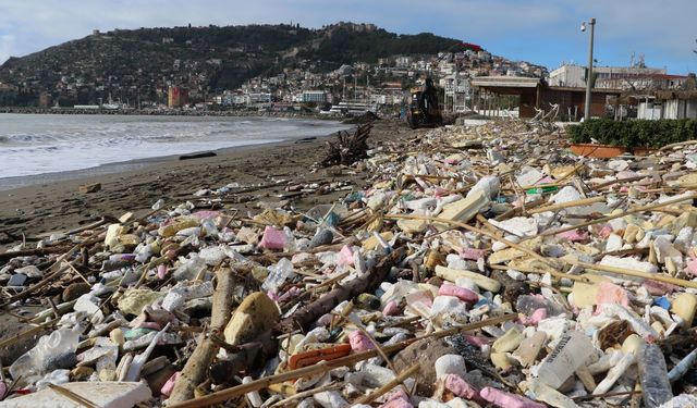 Alanya’da sağanak sonrası sahiller çöple kaplandı