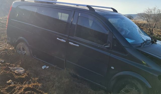 Isparta’da hafif ticari araç şarampole devrildi: 10 yaralı