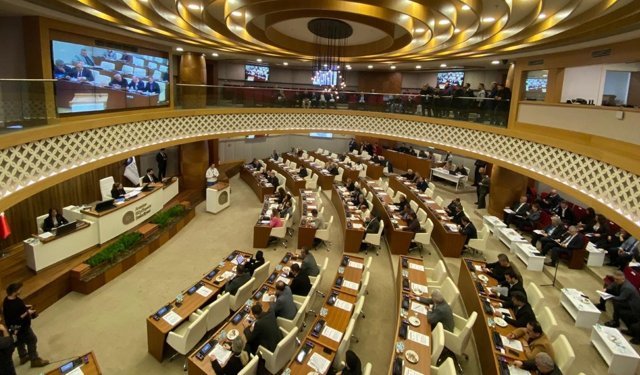 Antalya Büyükşehir’de kifayetsiz tartışması! CHP ile MHP karşı karşıya geldi!