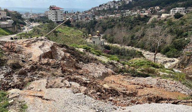 Alanya'da bir mahallede evler boşaltıldı! Derin çatlaklar oluştu