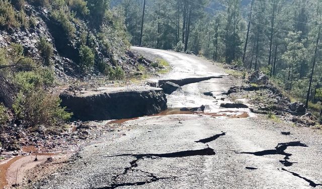 Alanya'da kapanan yollar için hummalı çalışma! Antalya Büyükşehir durmuyor