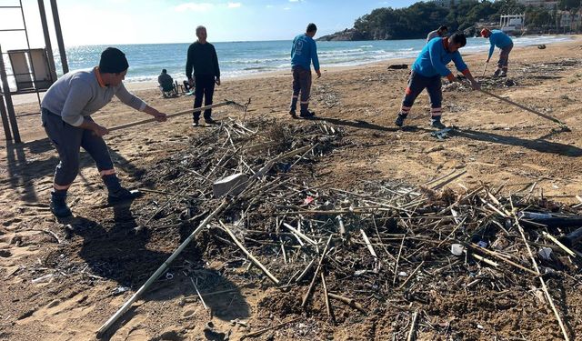 Alanya'da sağanak yağış atıkları sahile taşıdı, ekipler harekete geçti