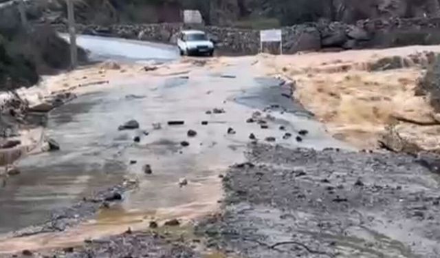 Alanya yollarına çamur ve taş yığını engeli