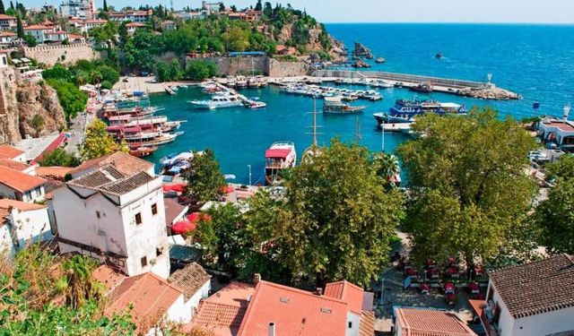 Antalya’da güneşli başlayan pazar günü yağışla devam edecek
