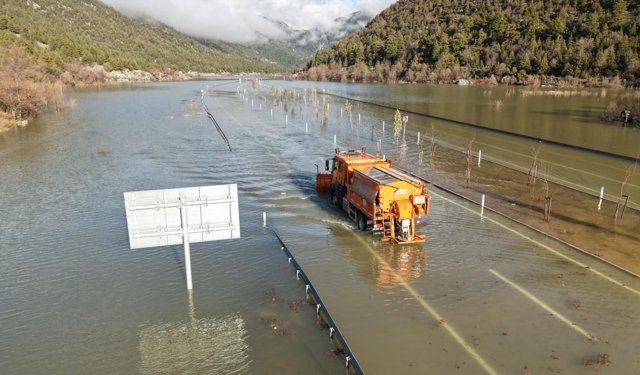 Cavit Arı, göle dönen Antalya-Konya yolunu gündeme taşıdı: “Olan milli servete oluyor”