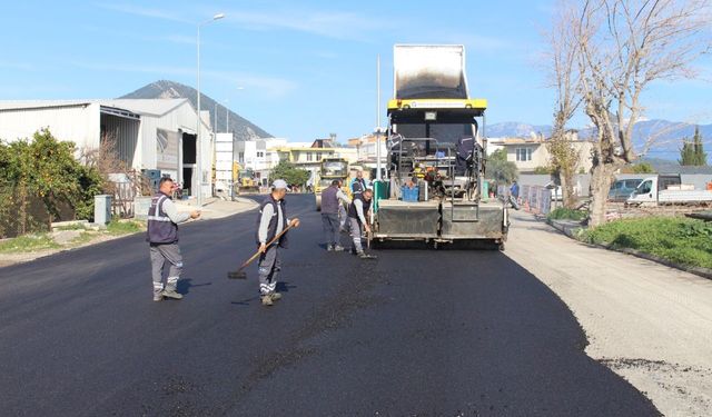 Antalya Büyükşehir'den Finike'ye 24 milyon liralık asfalt desteği