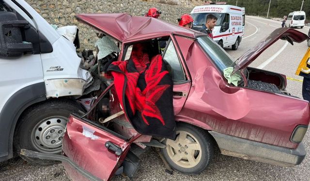 Burdur’da feci kaza! Kafa kafaya çarpıştılar: 2 ölü, 4 yaralı