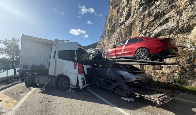 Burdur'da 2 TIR kafa kafaya çarpıştı: 2 yaralı