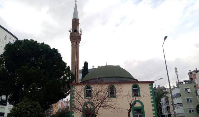 Antalya’da cami minaresindeki baz istasyonuna tepki
