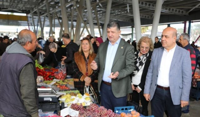 CHP’li Cavit Arı Kemer’de pazarın nabzını tuttu