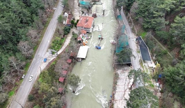 Dim Barajı taştı, Alanya’da ev ve iş yerlerini su bastı
