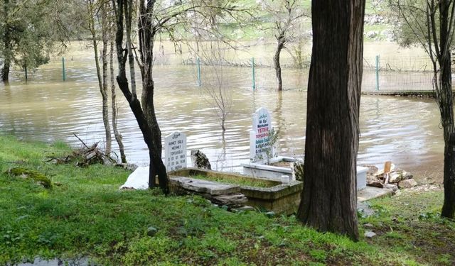 İbradı felaketi yaşadı! Mezarlık sular altında kaldı