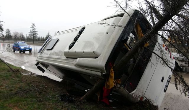 Isparta'da mahkum ve jandarmayı taşıyan minibüs devrildi: 11 yaralı