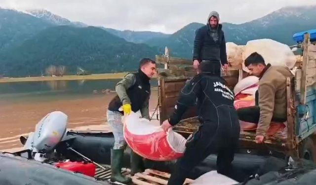 Antalya'da mahsur kalan çobana yardım jandarmadan geldi